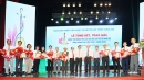 Ban Tổ chức trao giải và chụp ảnh lưu niệm cùng các tác giả có tác phẩm đoạt giải (Ảnh: Nghệ sĩ nhiếp ảnh Tôn Thất Hùng)