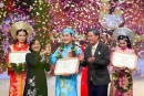 Đồng chí Thân Thị Thư, Ủy viên Ban Thường  vụ , Trưởng ban Tuyên giáo Thành Ủy TPHCM trao giải Chuông vàng cho thí sinh Nguyễn Văn Khởi.  Ảnh: DŨNG PHƯƠNG