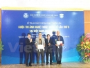 Trao giải thưởng cho các tác giả. (Ảnh: Mỹ Bình/Vietnam+)