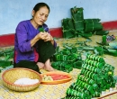 Gói bánh tét ngày tết. Nguồn: Internet