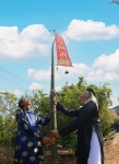 Ông Triều (áo đen) và ông Long dựng nêu ăn Tết.