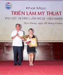 Họa sĩ Trần Thị Ngọc Hưởng (Giải nhất) nhận giải thưởng tại Triểm lãm