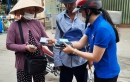 Đoàn viên thanh niên tuyên truyền, phát xà phòng diệt khuẩn góp phần phòng, chống dịch Covid-19