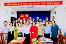 Hai đoàn công tác chụp hình lưu niệm.