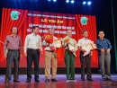 Chủ tịch Hội LHVHNT tinhr Long An - Nguyễn Tấn Quốc (thứ hai từ trái sang) cùng lãnh đạo Hội trao quà tri ân cho các nghệ sĩ sân khấu tiêu biểu.