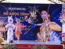 Biểu diễn văn nghệ tại cuộc họp mặt.