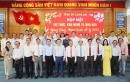 Lãnh đạo tỉnh chụp ảnh lưu niệm với các nhà báo.