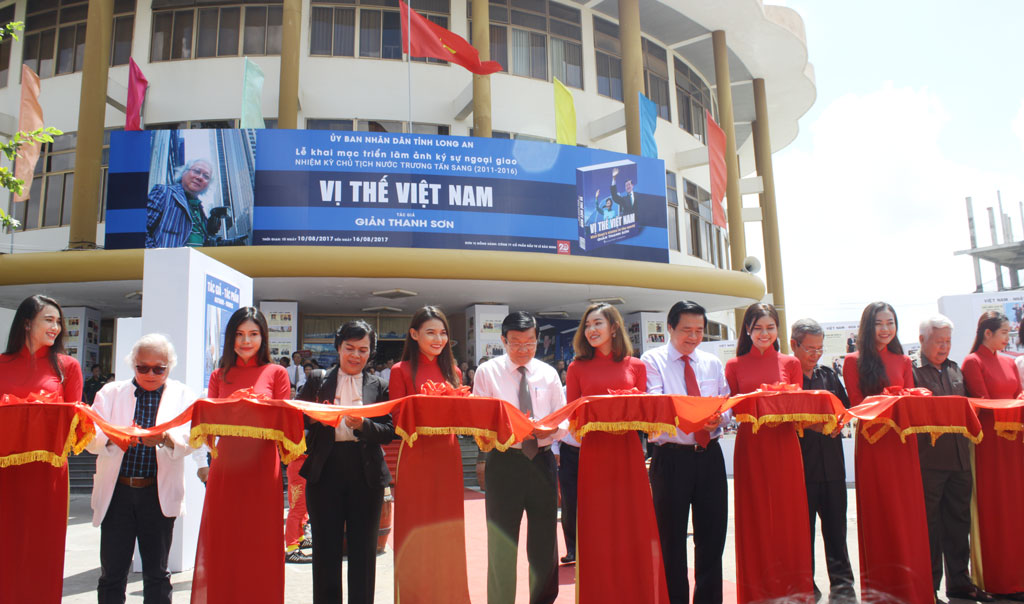 Cắt băng khai mạc Triển lãm