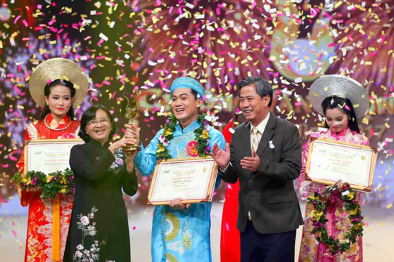 Đồng chí Thân Thị Thư, Ủy viên Ban Thường  vụ , Trưởng ban Tuyên giáo Thành Ủy TPHCM trao giải Chuông vàng cho thí sinh Nguyễn Văn Khởi.  Ảnh: DŨNG PHƯƠNG