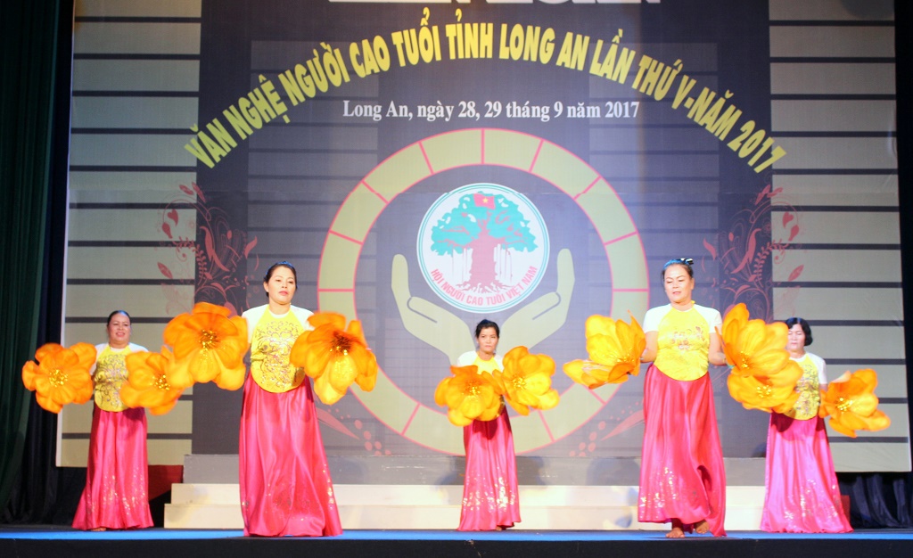 Dù tuổi cao nhưng các thí sinh rất nhiệt tình, hăng say biểu diễn