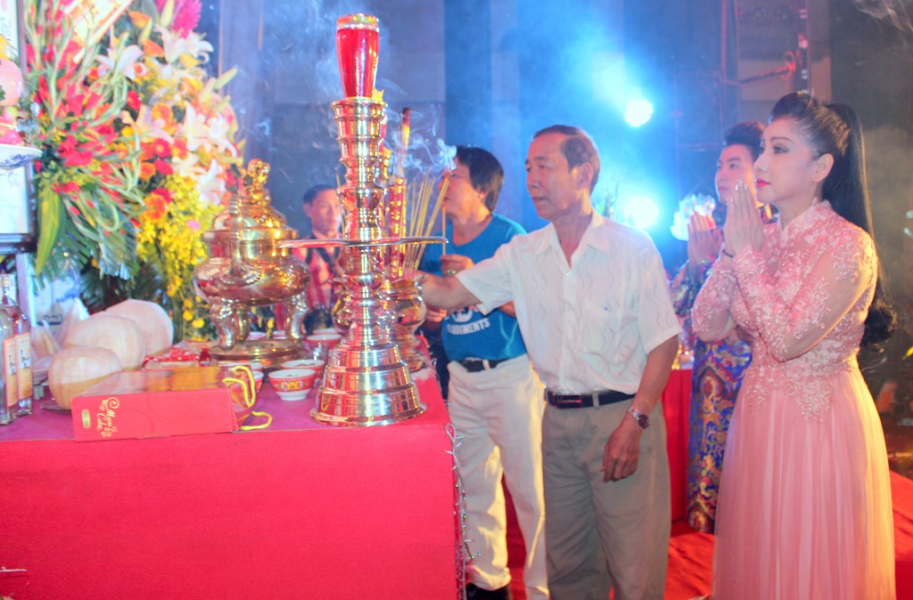 Nghệ sĩ dâng hương tưởng niệm Tổ nghiệp