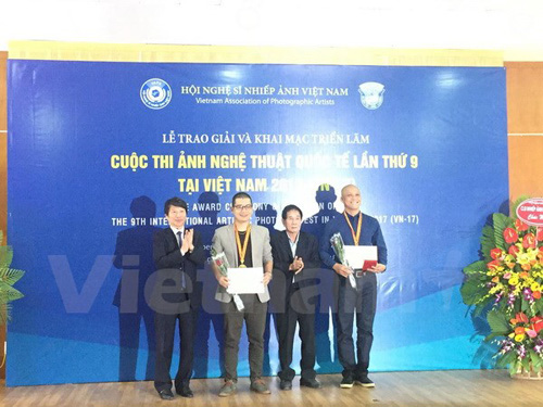 Trao giải thưởng cho các tác giả. (Ảnh: Mỹ Bình/Vietnam+)