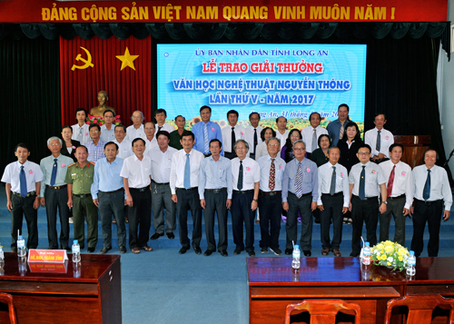 Tác giả đoạt giải chụp ảnh lưu niệm cùng đại biểu