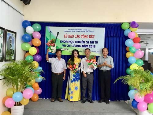 Lãnh đạo Hội LH Văn học nghệ thuật tặng hoa cho Ban huấn luyện lớp học