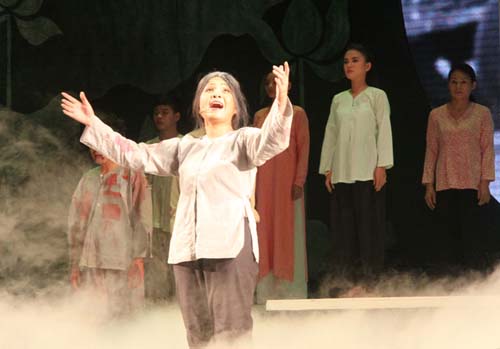 Vở diễn “Cuộc đời của mẹ” khắc họa hình ảnh người phụ nữ kiên cường, bất khuất, trung hậu, đảm đang