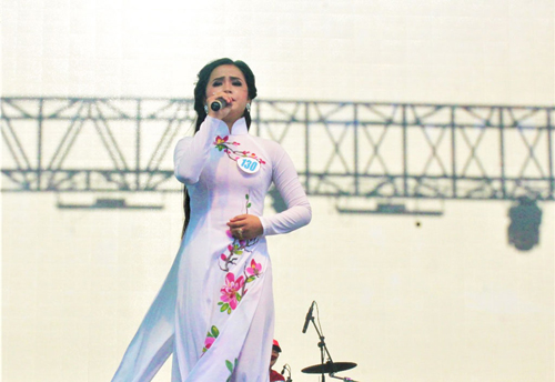 Thí sinh Lương Ngọc Trang đoạt giải Nhất đơn ca Bolero