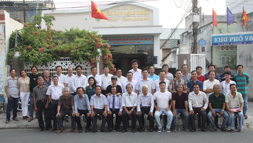 Các nghệ sĩ nhiếp ảnh về dự họp mặt đông đủ