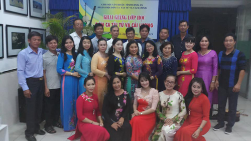 Học viên chụp ảnh lưu niệm trong buổi khai giảng