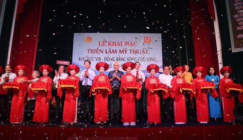 Đại biểu cắt băng khai mạc triển lãm