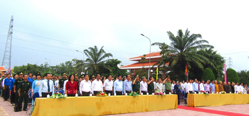 Các đại biểu tham dự Lễ dâng hương kỷ niệm 151 năm Ngày hy sinh của Anh hùng dân tộc Nguyễn Trung Trực