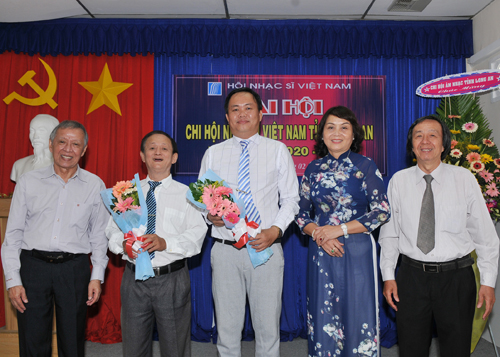 Phó Chủ tịch Hội Nhạc sĩ Việt Nam - Nhạc sĩ Trần Long Ẩn (bìa trái), Phó Trưởng Ban Tuyên giáo Tỉnh ủy Long An - Trương Thị Thanh Thủy và Chủ tịch Hội Liên hiệp Văn học Nghệ thuật tỉnh - NSNA Nguyễn Lành tặng hoa chúc mừng Ban Chấp hành mới