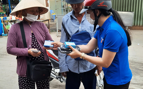 Đoàn viên thanh niên tuyên truyền, phát xà phòng diệt khuẩn góp phần phòng, chống dịch Covid-19