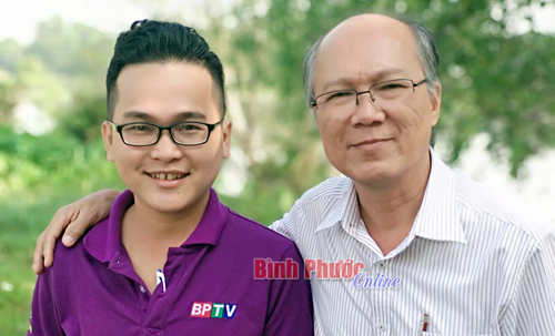 Soạn giả Diệp Vàm Cỏ (phải)
