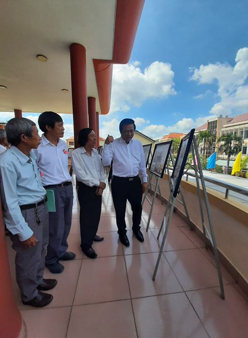 Đại biểu xem triển lãm tác phẩm đoạt giải