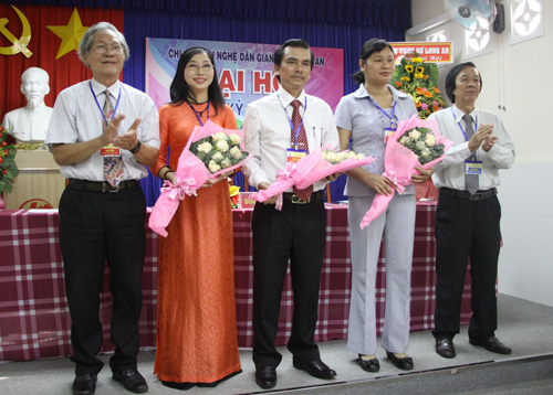 Ông Nguyễn Tấn Quốc (giữa) được bầu làm Chi hội trưởng Chi hội Văn nghệ dân gian nhiệm kỳ 2020 - 2025