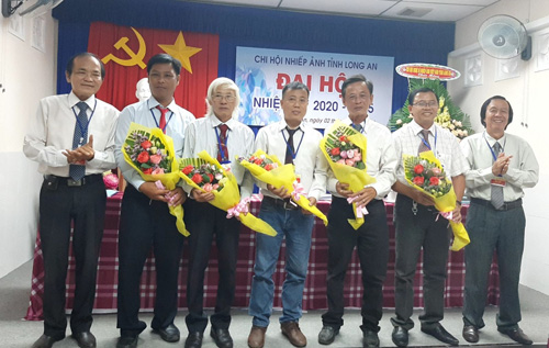 Ban Chấp hành mới ra mắt đại hội. NSNA Lê Tòng (giữa) được bầu làm Chi hội trưởng Chi hội Nhiếp ảnh nhiệm kỳ mới