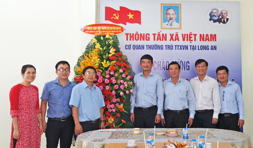 Tỉnh ủy viên, Phó Chủ tịch UBND tỉnh - Phạm Văn Cảnh (thứ 4 từ phải sang) chúc mừng đội ngũ người làm báo của Cơ quan thường trú Thông tấn xã Việt Nam tại tỉnh Long An