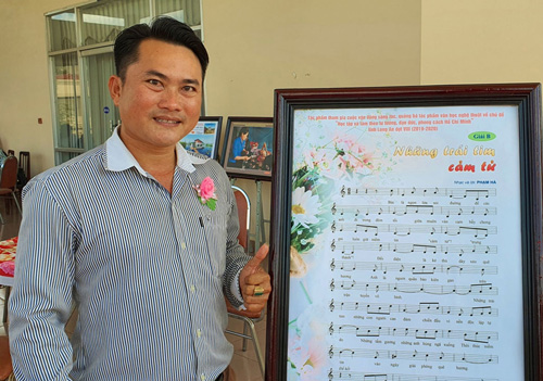 Anh Phạm Ngọc Hà vừa đoạt giải B (không có giải A) trong cuộc vận động sáng tác, quảng bá tác phẩm văn học nghệ thuật về chủ đề "Học tập và theo tư tưởng, đạo đức, phong cách Hồ Chí minh" đợt VIII với ca khúc Những trái tim cảm tử