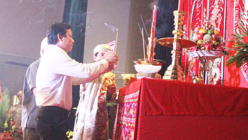Phó Chủ tịch UBND tỉnh – Phạm Tấn Hòa dâng hương tại buổi họp mặt Kỷ niệm Ngày Sân khấu Việt Nam