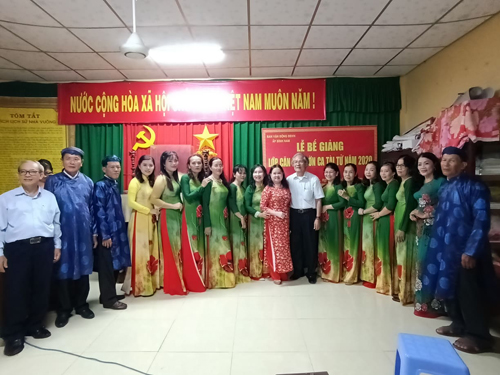 Tập thể lớp học chụp ảnh lưu niệm