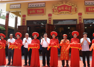 Nguyên Chủ tịch nước - Trương Tấn Sang, Phó Thủ tướng Thường trực Chính phủ - Trương Hòa Bình cùng lãnh đạo địa phương cắt băng khánh thành Đình Vạn Phước