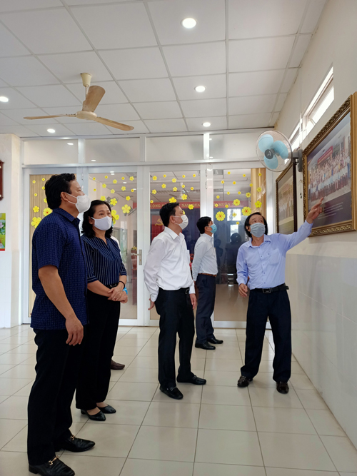 Lãnh đạo xem ảnh triển lãm.