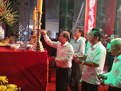 Đại biểu dâng hương Tổ nghiệp ngành Sân khấu Việt nam
