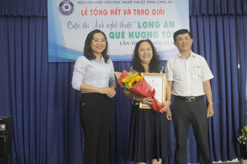 Phó Trưởng ban Tuyên giáo Tỉnh ủy - Huỳnh Văn Thanh; Phó Giám đốc Sở Văn hóa,Thể thao và Du lịch - Lê Thị Cẩm Tú trao giải đặc biệt Ảnh đẹp du lịch năm 2023 cho Nghệ sĩ nhiếp ảnh Kiều Oanh