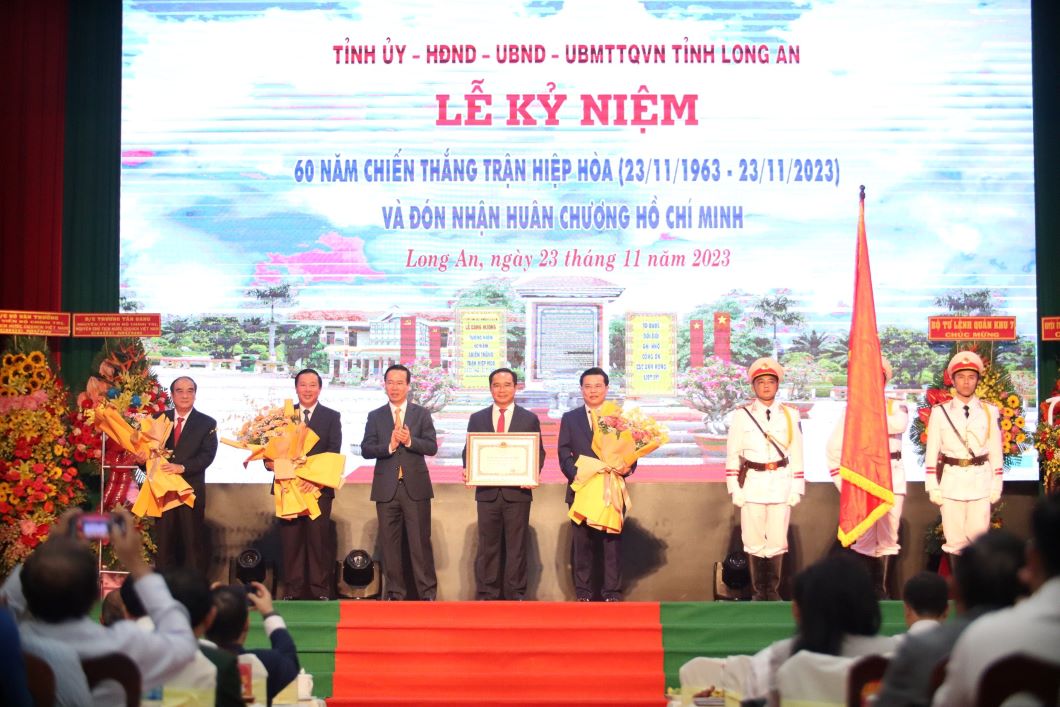 Tỉnh Long An vinh dự đón nhận Huân chương Hồ Chí Minh.