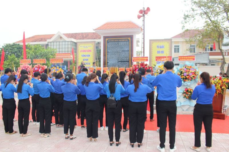 Đoàn viên thanh niên dâng hương tại Bia chiến thắng Hiệp Hòa.