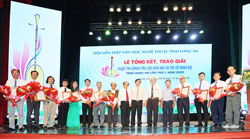 Ban Tổ chức trao giải và chụp ảnh lưu niệm cùng các tác giả có tác phẩm đoạt giải (Ảnh: Nghệ sĩ nhiếp ảnh Tôn Thất Hùng)
